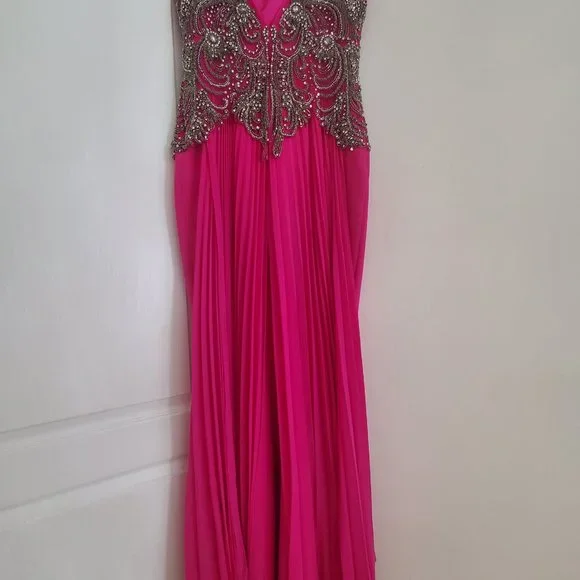 FUNDA ALLURE Embroidered Trumpet Dress with trainline